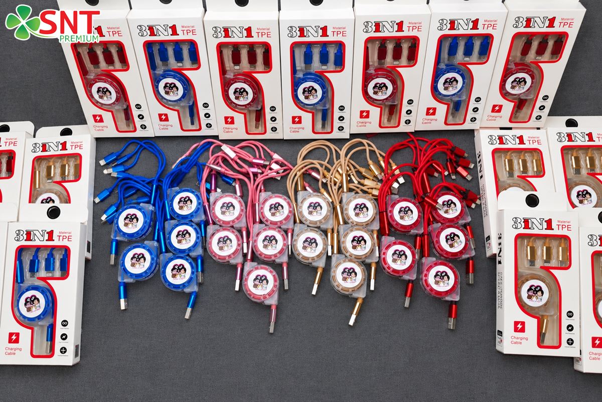 3-in-1-retractable-charging-cable-custom-logo-sticker2