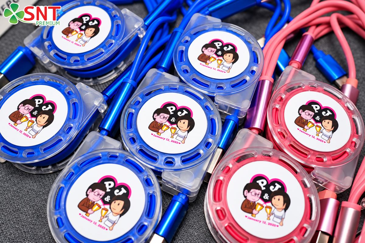 3-in-1-retractable-charging-cable-custom-logo-sticker3
